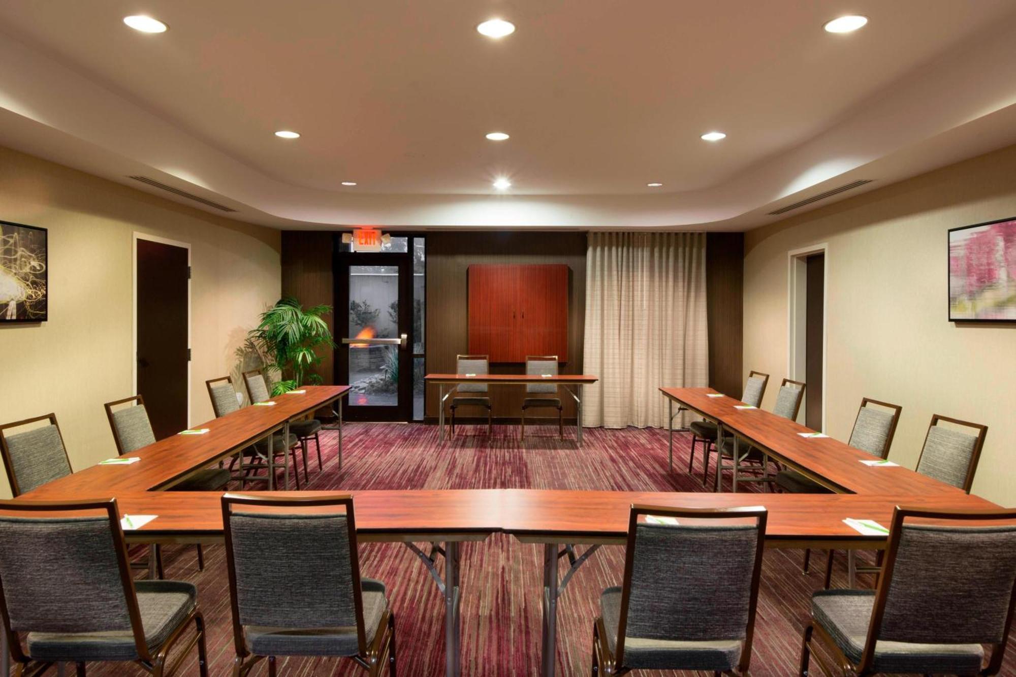 Courtyard Greensboro Airport מראה חיצוני תמונה