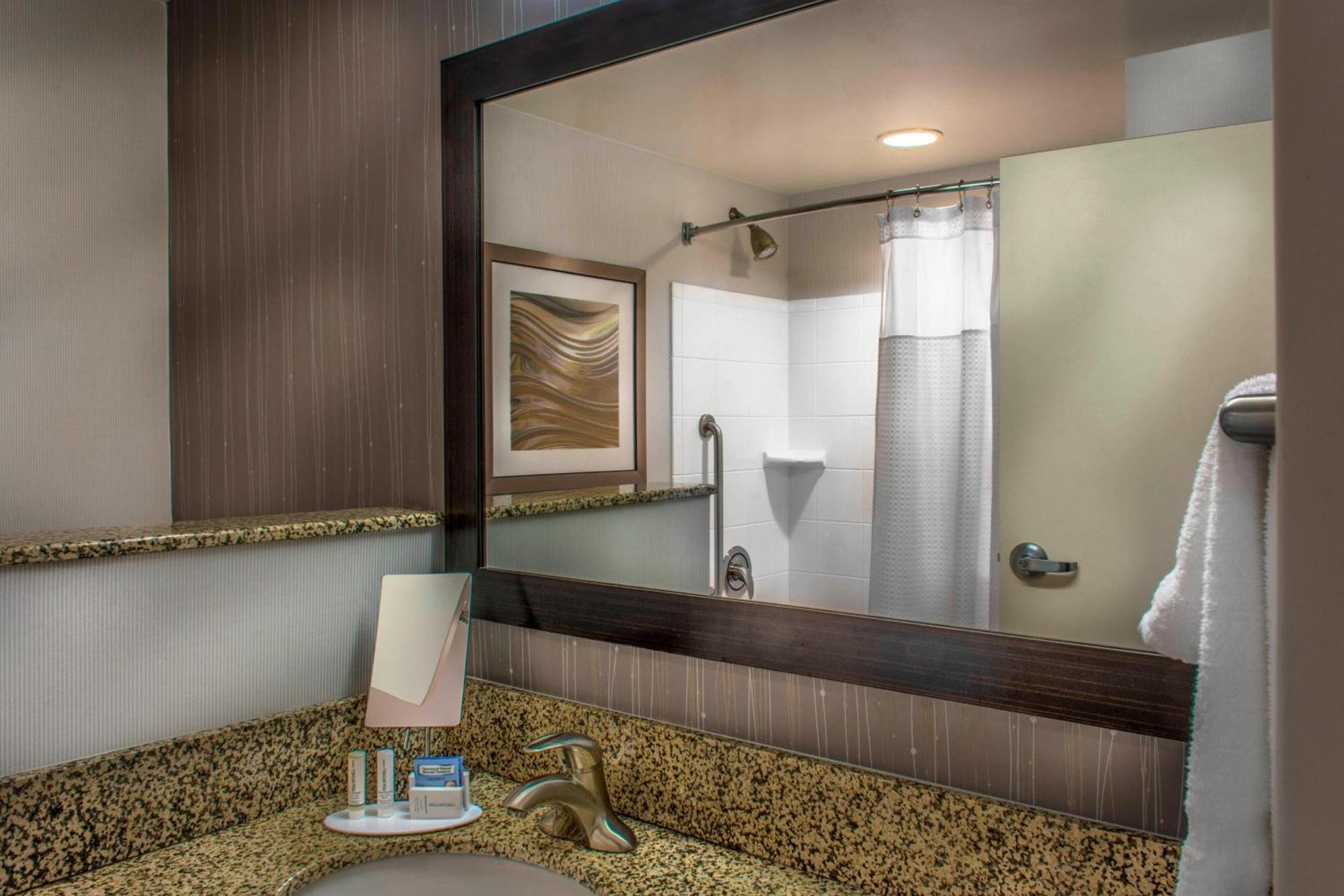 Courtyard Greensboro Airport מראה חיצוני תמונה